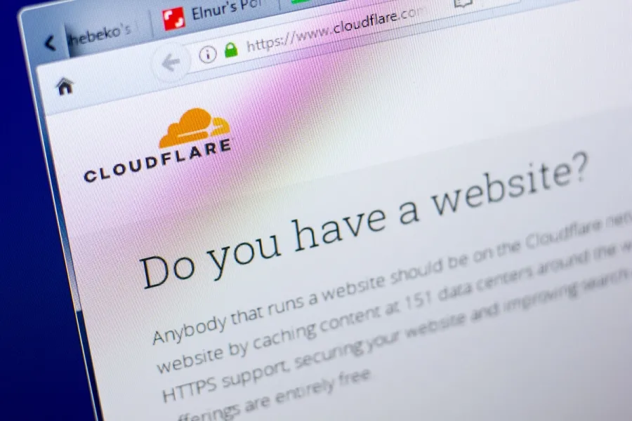 Logo Cloudflare pe pagina de prezentare cu textul Do you have a website? și descrierea serviciilor de caching și securitate HTTPS