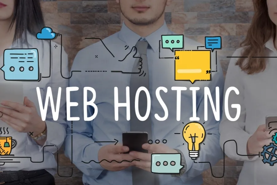 Trei persoane discută web hosting cu simboluri de cloud, server și comunicare digitală în fundal