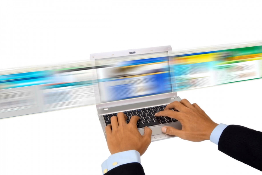 ilustrare a unui laptop care afiseaza cu viteaza pagini web